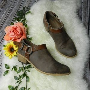 Very volatile short brown buckle ankle booties